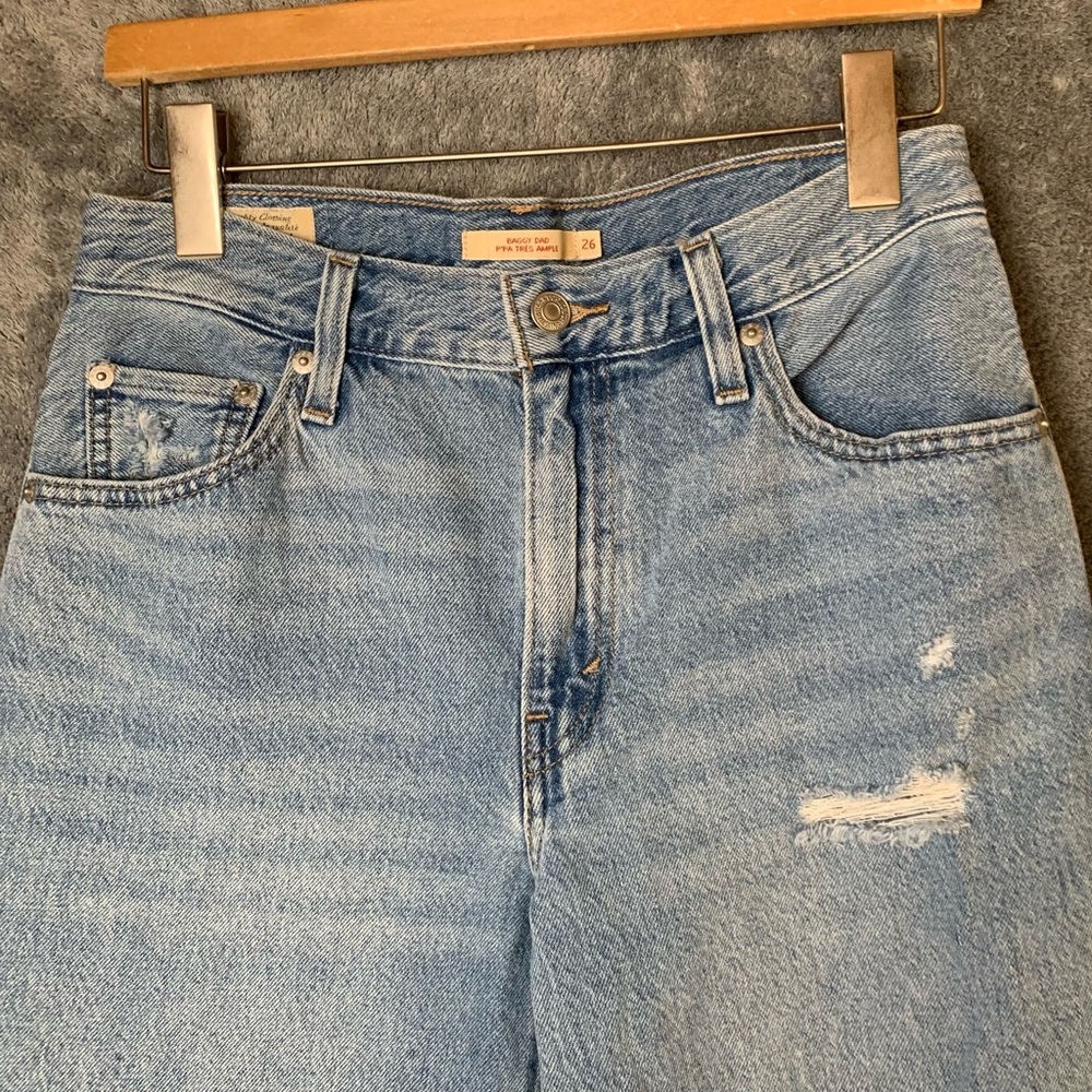 Levi’s Baggy Dad Jean Slightly Distressed Light Wash Size 26 /29” Inseam Midrise - Picture 5 of 14